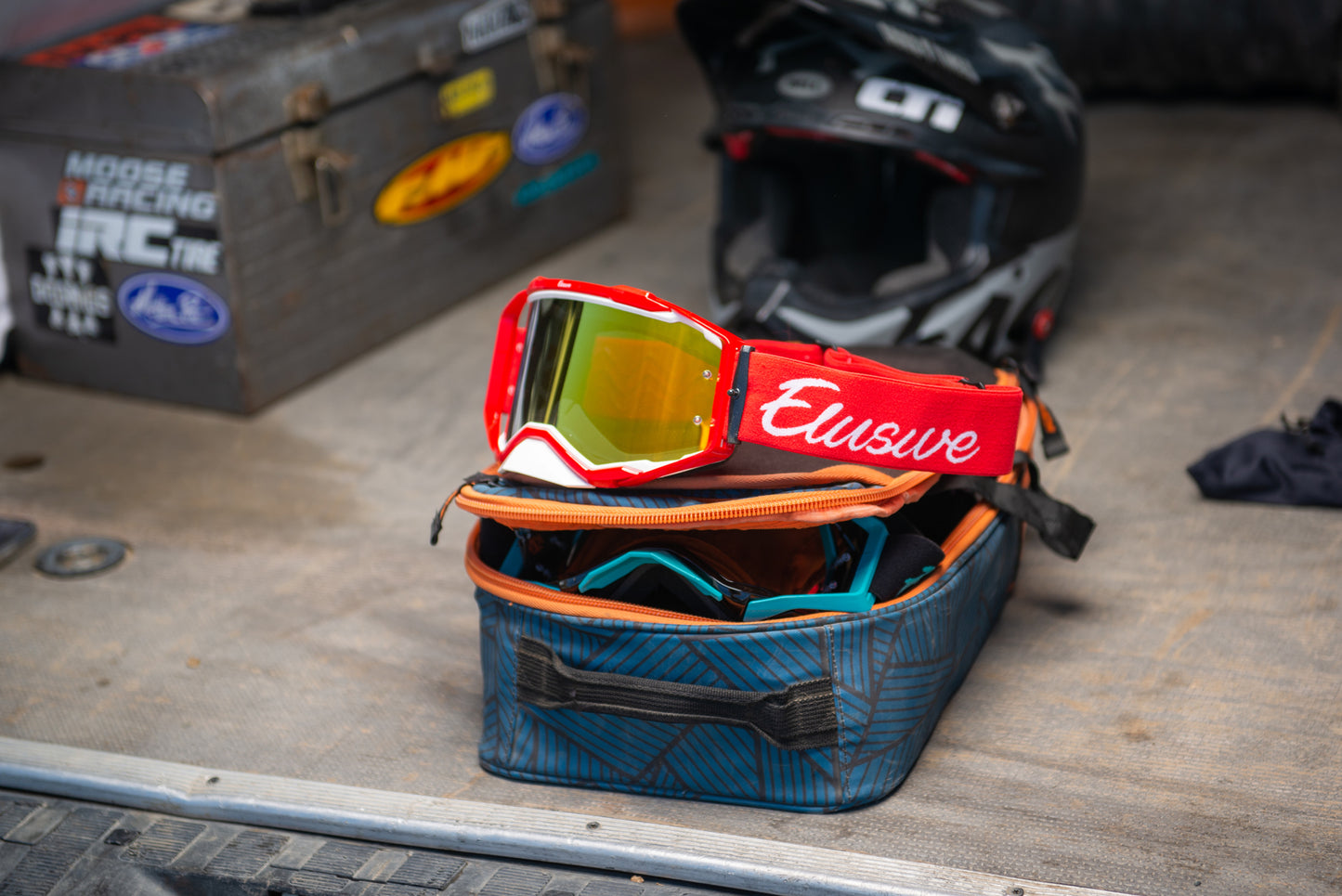 Elusive Goggles. Red/white